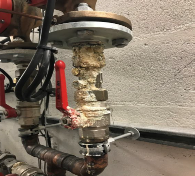 Voici à quoi peuvent ressembler les clapets anti-retour non maintenus dans un hôpital.